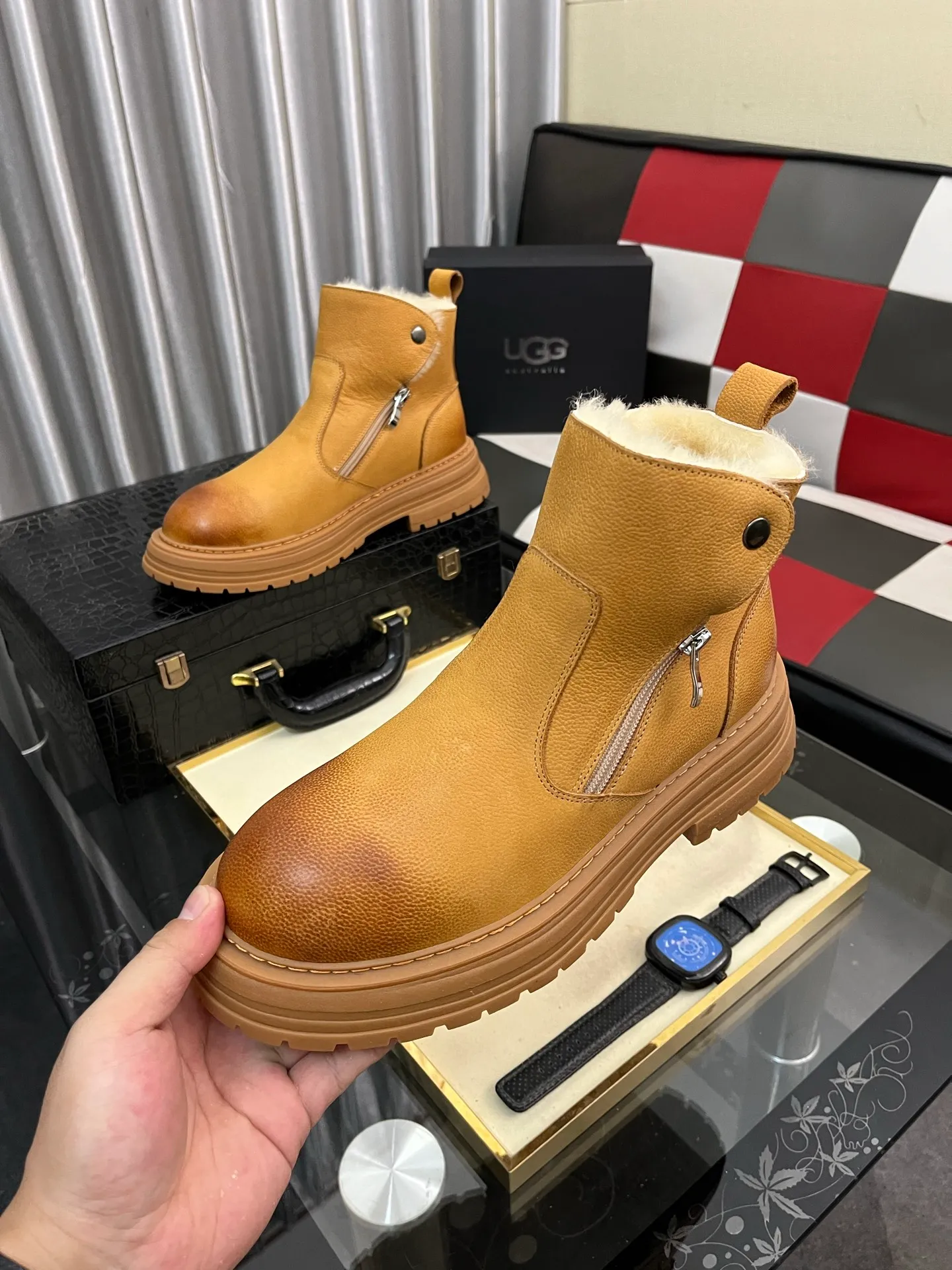 Ex-factory price: 680⌚️⌚️Thick wool imported from Australia Brand: UGG genuine purchasing agent Size: 39-44 (45 customized) Grade: Official website 1:1 Material: First layer of genuine leather waterproof and antifreeze upper Real wool lining Original non-slip and wear-resistant outsole Style category: Men's casual shoes Trendy style Comfortable on the feet Color: Official website color synchronization